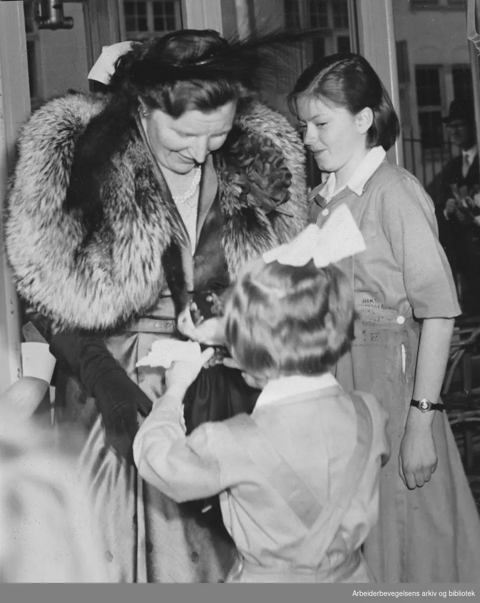 Dronning Juliana av Nederland på Oslo-besøk, 7 til 9 Mai 1953. Rikshospitalets barneavdeling, torsdag 7 mai.