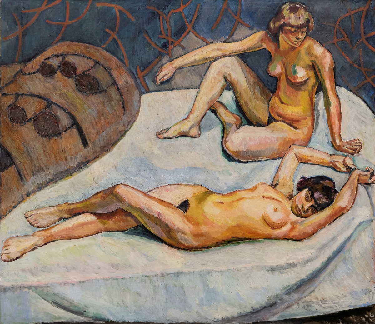 To unge nakne kvinner hvilende på en madrass.