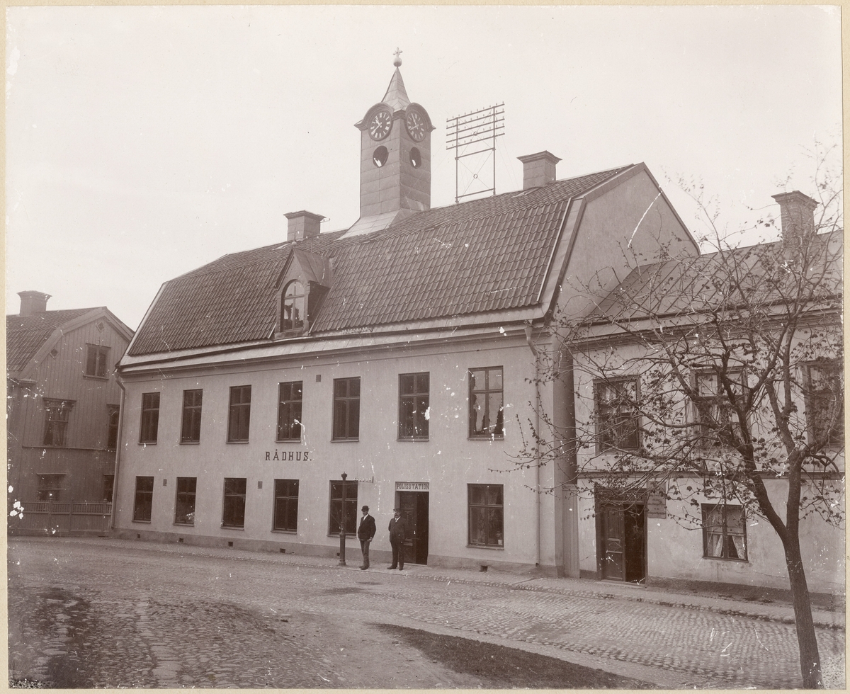 Rådhuset med polisstation, Rådhusgatan 3, Enköping, vy från norr, 1890-talet.