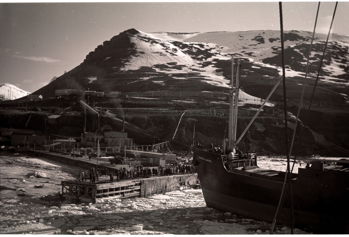 Jacob Kjøde legger til  kai i Longyearbyen