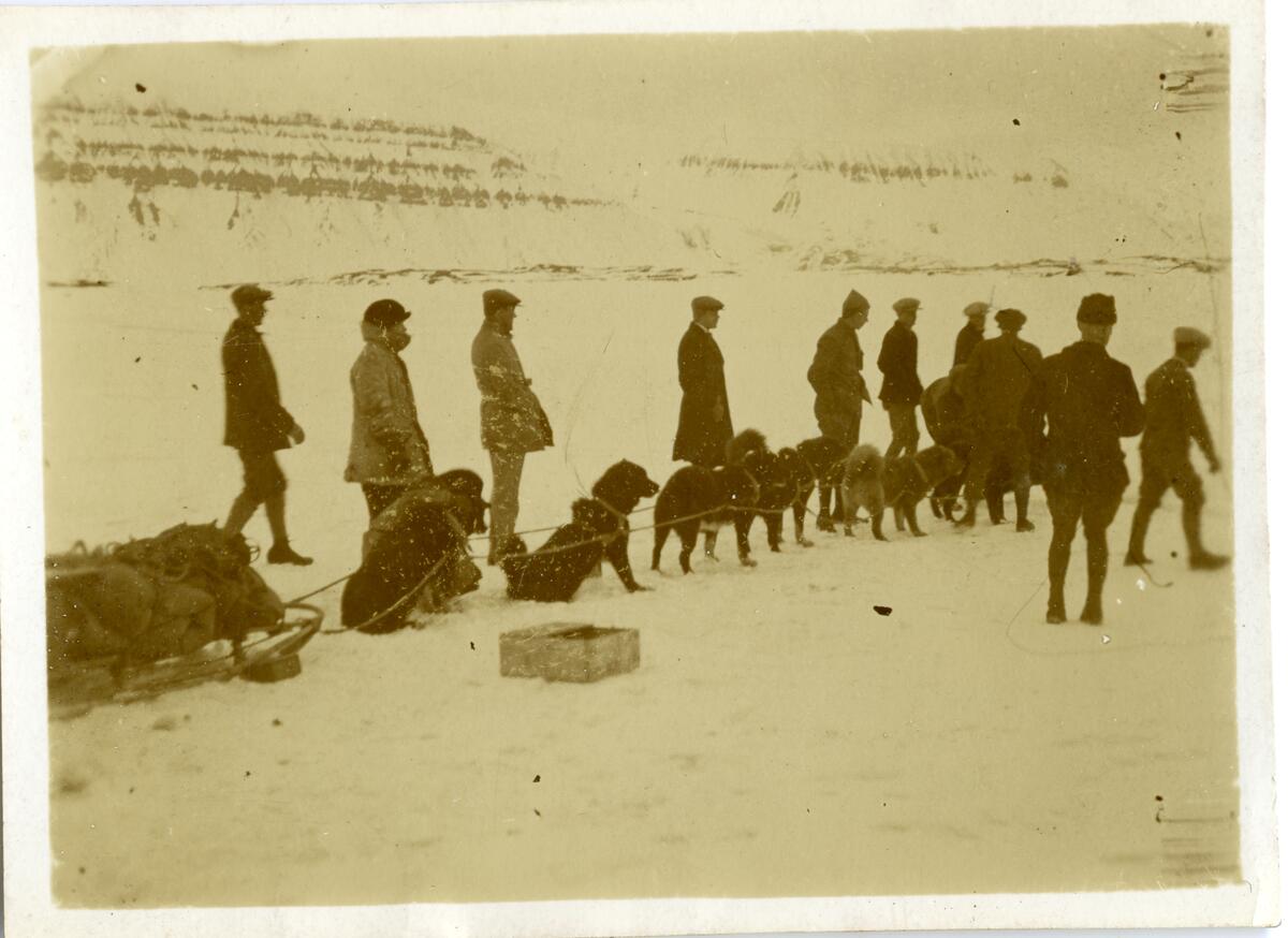 Bilde fra den nederlandske gruveperioden i Barentsburg/Green Harbour. Etter Count Van Hogendorp, en nederlandsk ingeniør rundt 1922 i Barentsburg. 10 menn og hundespann