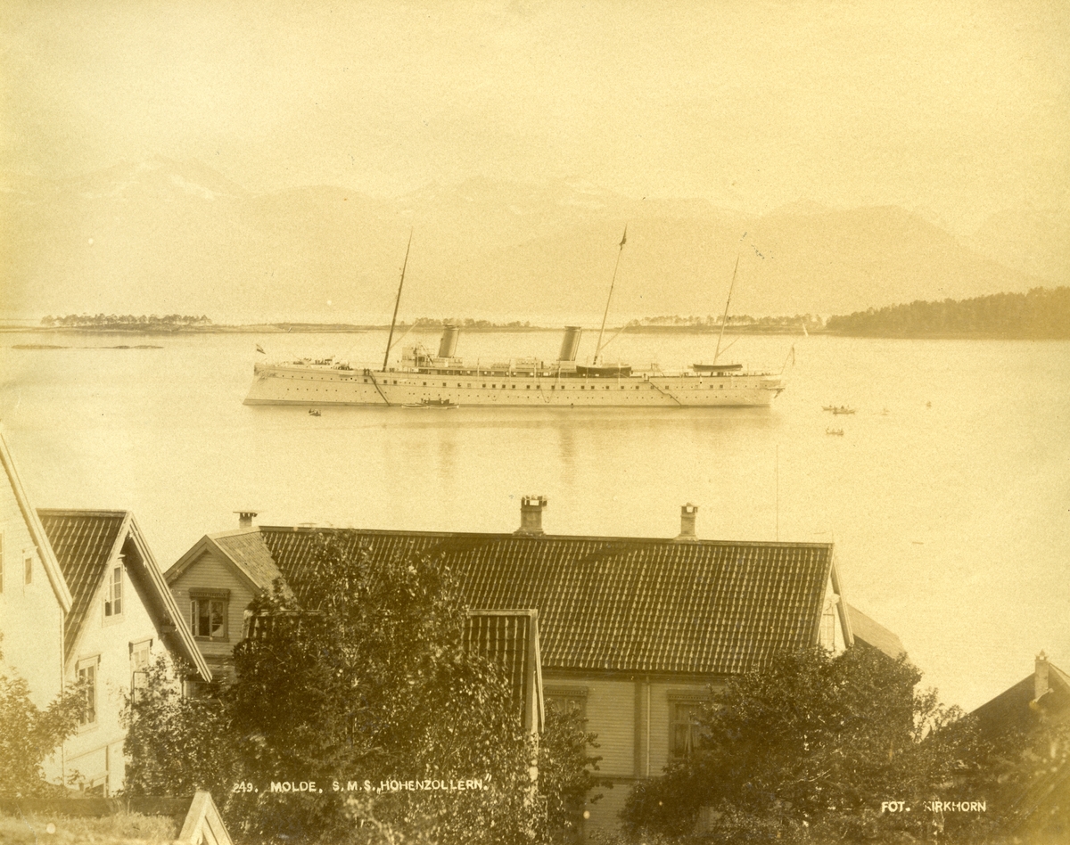 Turistskip Hohenzollern i Molde. Bildet kommer fra fotoalbum med gjenstandsnummer SVB 01366.