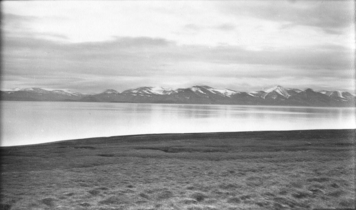 Utsikt østover fra Skansbukta. Bildet kommer fra The Cambridge Spitsbergen Expedition. Ekspedisjonen besto av seks menn, de fleste var geomorfologer, som dro fra England til Svalbard via Nordkapp og Bjørnøya om bord på Lyngen sommeren 1938. Målet deres var å kartlegge området rundt