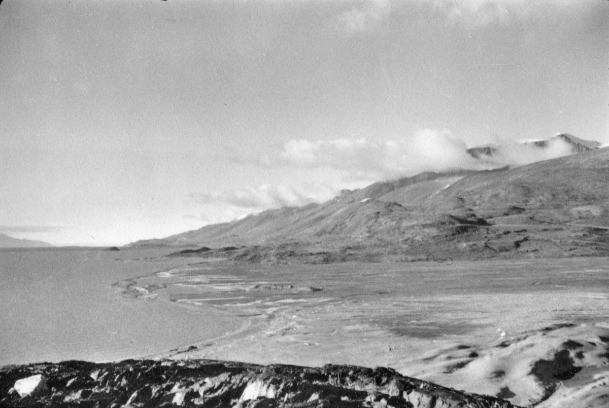 Innerst i Austfjorden. Bildet kommer fra The Cambridge Spitsbergen Expedition. Ekspedisjonen besto av seks menn, de fleste var geomorfologer, som dro fra England til Svalbard via Nordkapp og Bjørnøya om bord på Lyngen sommeren 1938. Målet deres var å kartlegge området rundt
