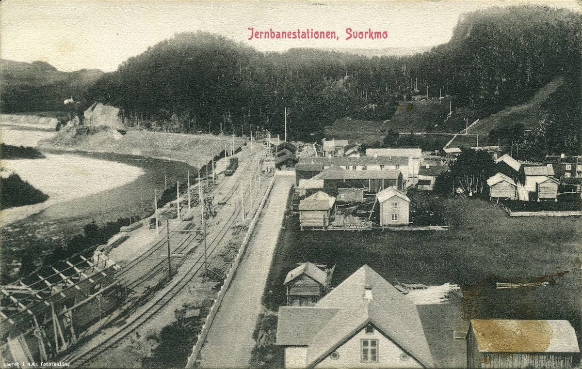 Svorkmo med Svorkmo stasjon ved Thamshavnbanens åpning i 1908