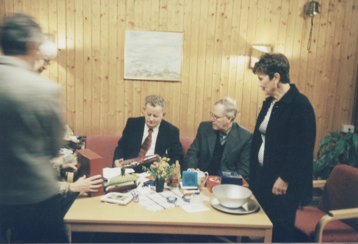 Karl Wilenius uppvaktas när han fyller 50 år, Kållereds Missionskyrka år 1972. Till höger ses ? Larsson och Margareta Särnström.