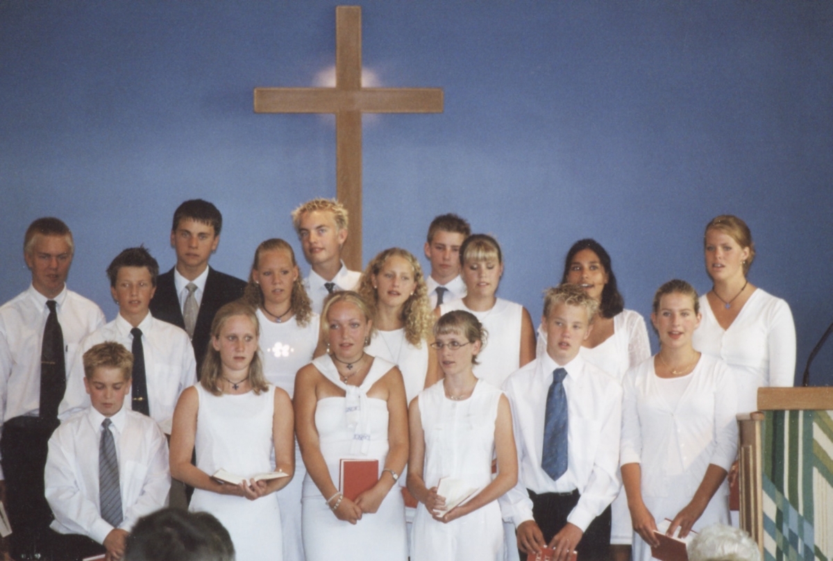 Konfirmationsdeltagare står längst fram i Kållereds Missionskyrka, senare Ekenkyrkan) år 1999.