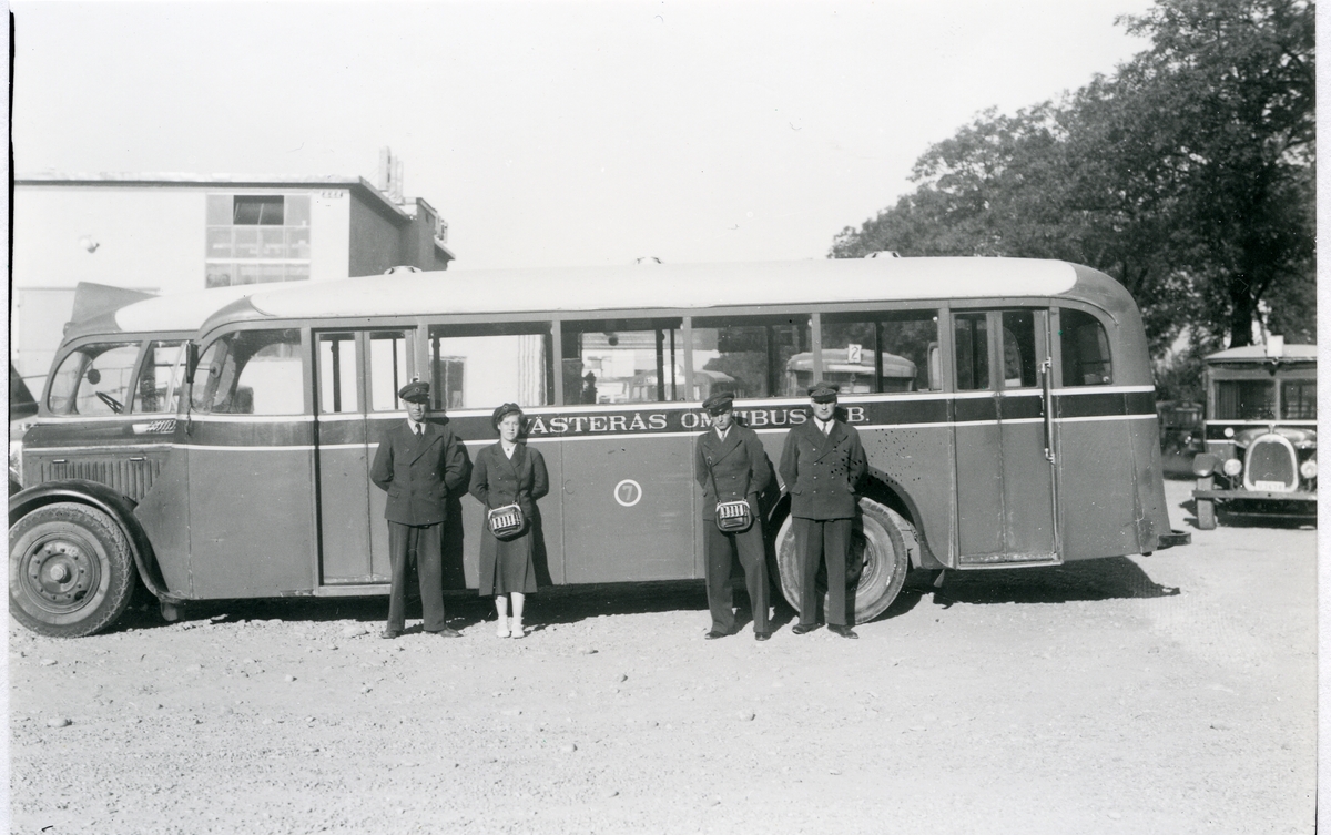 Västerås.
Buss stående utanför bussgaragen vid Pilgatan 6, 1936.