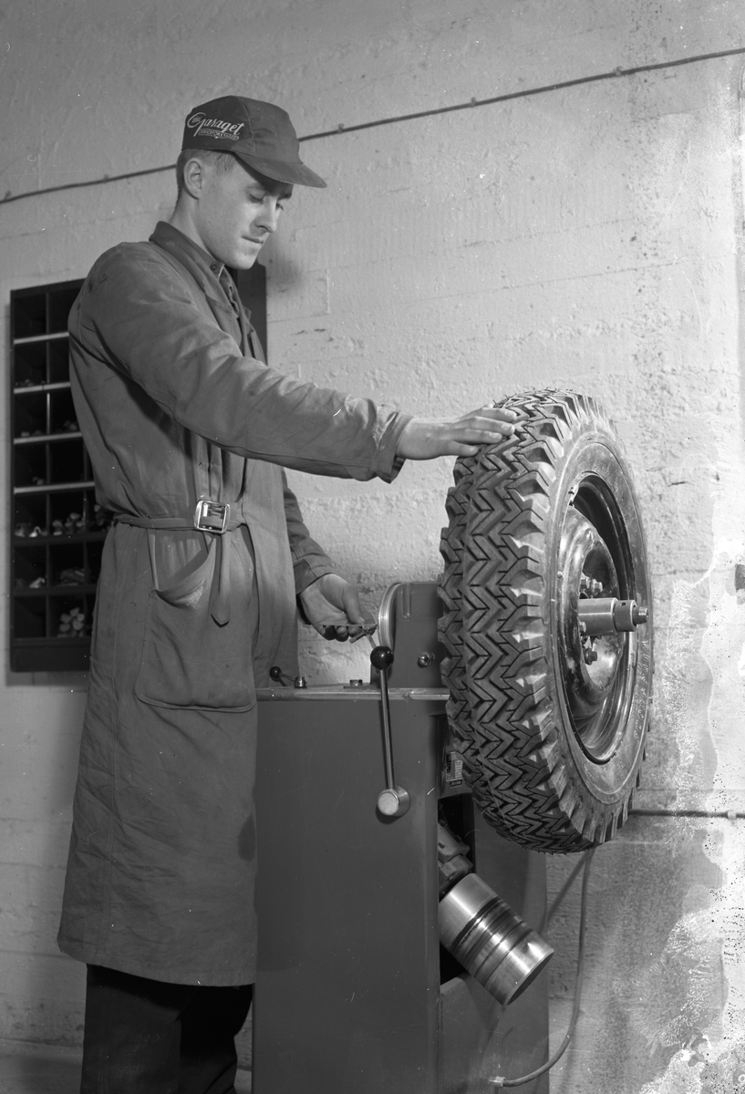 Gävle Garaget, arbetare jobbat med ett bildäck