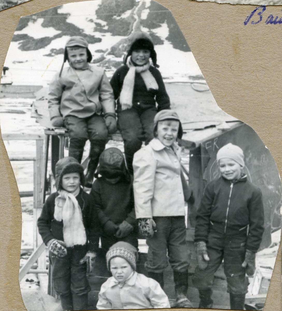 Barn i Longyearbyen på 50-tallet. Bjørn Johan Andersen bakerst til høyre, Bernhard Andersen foran til venstre.