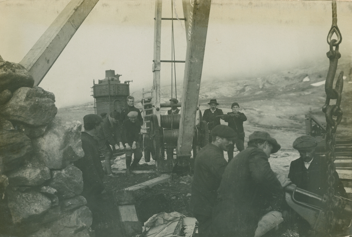 Northern Exploration Companys arbeidere om bord av fraktebåten Activ. Gjenstandsnummer SVB 2101