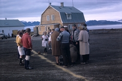 Footballkampen i Ny-Ålesund med Amundsenvillaen i bakgrunn. 