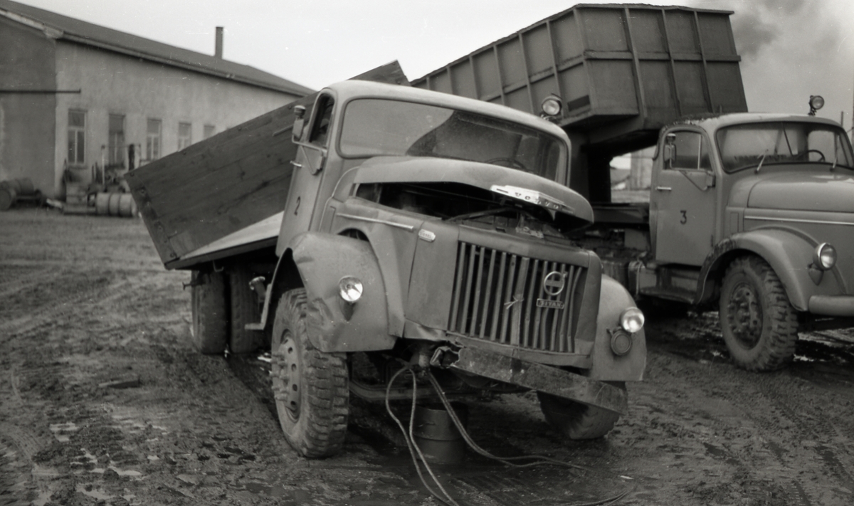 Lastebiler i Ny-Ålesund høsten 1960.