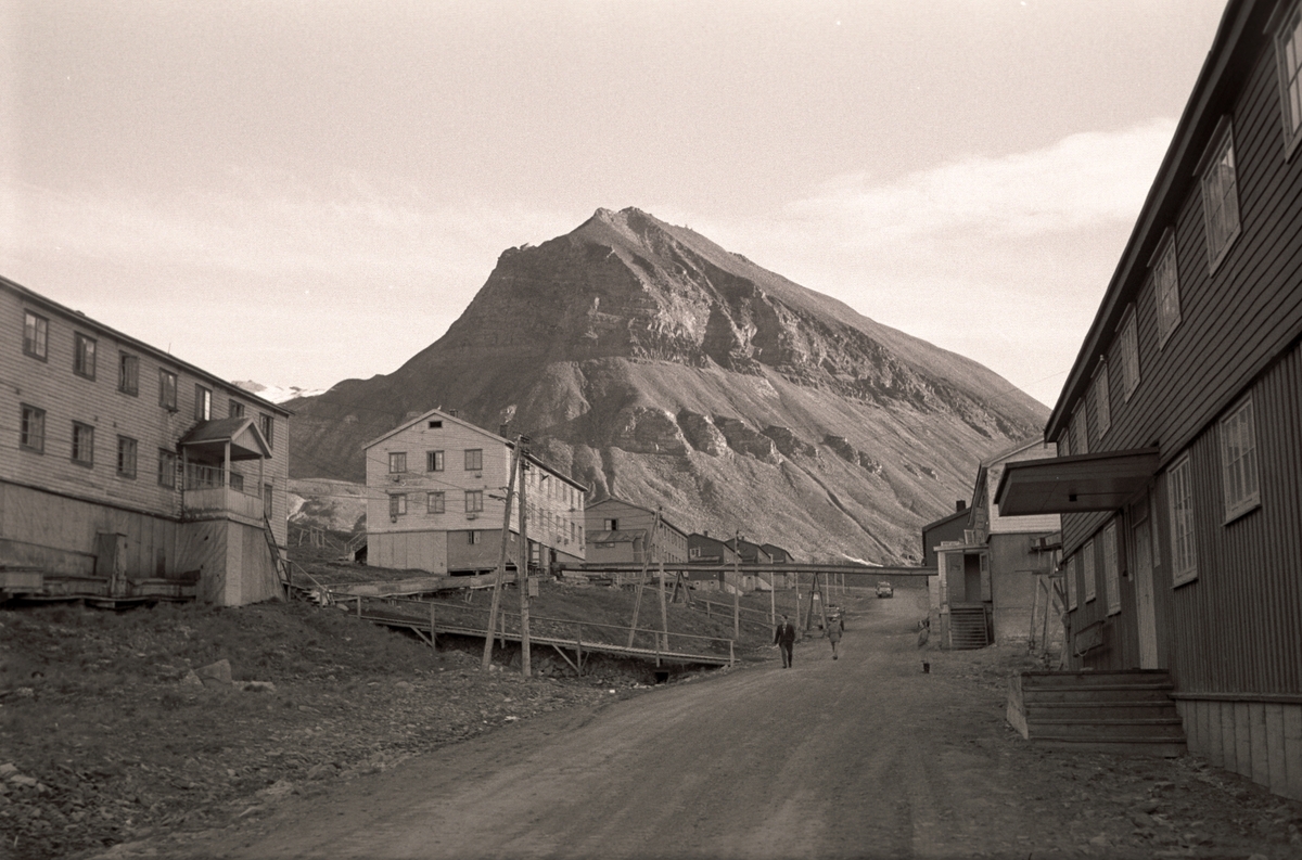 Husene i Nybyen. Sarkofagen bak. Juli 1960