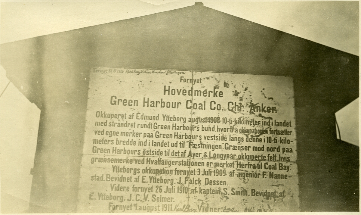 Anneksjonsskilt i Green Harbour 1914/15. Fra bildesamlingen til Jens Kristoffer Bay (født 1891), som bodde i Longyear City i 1914/15, og var sjef for en overvintringsekspedisjon. Han var bror til Karl Bay.
