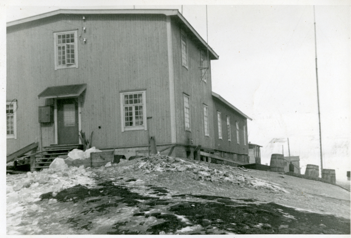 Sykehuset i Longyearbyen i 1940/41.  Bilde fra albumet til Jens A. Bay, som bodde i Longyearbyen vinteren 1940/41. Sykehuset ble ikke brent ned under krigen, men det ble skadet. Det ble reparert og påbygd, og ble bygd om til leiligheter da det nye sykehuset på Haugen var ferdig etter krigen.