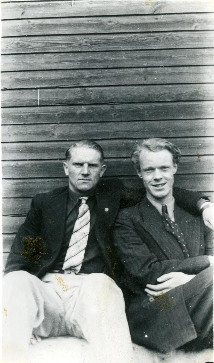 To menn i Longyearbyen våren 1941. Bilde fra albumet til Jens A. Bay, som arbeidet som gruvearbeider i Longyearbyen vinteren 1940/41.