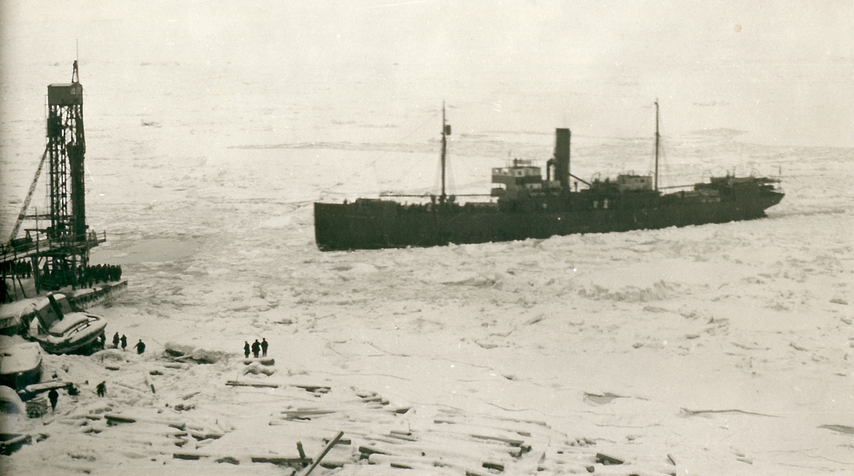 Bilder tatt av Walter Göpfer under opphold på og reise til Svalbard i perioden 1926-1933.Bildene er gitt til museet av barnebarnet Helmut Rasch. Redning av isbryteren Malygin som gikk på grunn utenfor Barentsburg