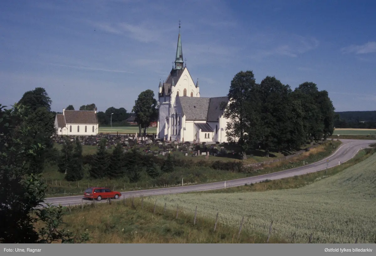 Eidsberg kirke 2005. Gotisk korskirke i stein som i middelalderen ble viet til Olav den Hellige. Men kirkens utseende  bærer i dag preg av en utbygging i 1880-81. Kapell bygd 1932,
Også kalt Østfold-domen.
