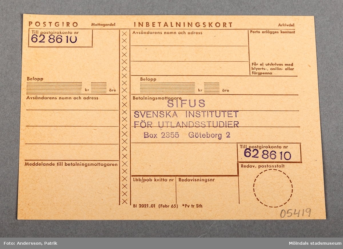 Ett ljusbrunt inbetalningskort för en språkresa utomlands.
Inbetalningskortet avser en utomlandsresa för Karin Hansson som annonserades 1966. Resan arrangerades av Sifus Svenska institutet för utlandsstudier.