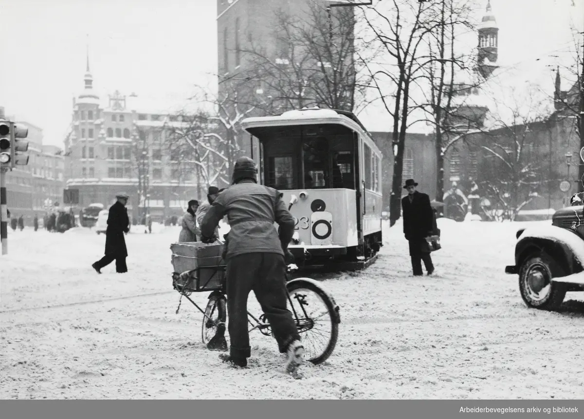 Voldsomt snøvær på Stortorvet i Oslo, februar 1954.