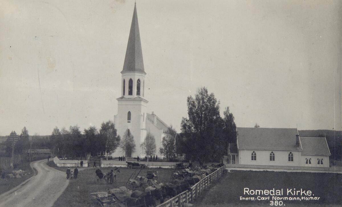 Postkort, Stange, Romedal kirke, bygdevegen Skytragutua, hester festet til gjerde under gudstjenesten, hestekjøretøy,