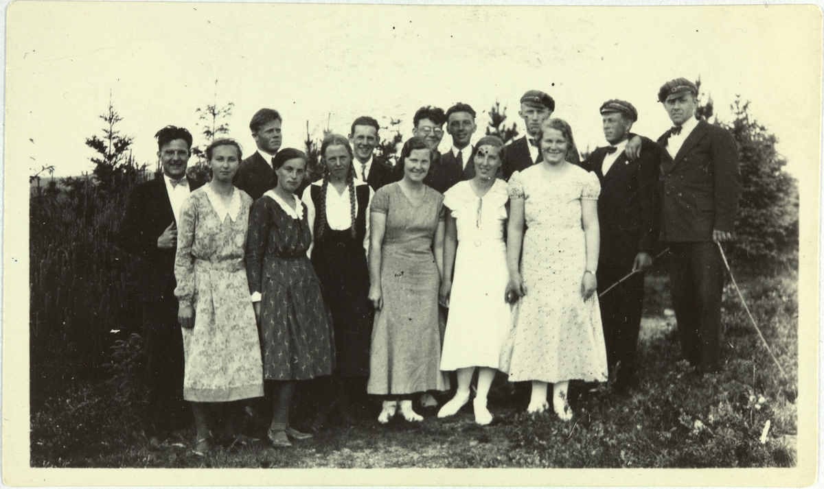 Skulebilde frå Bryne, 1933, fjorten elever, både jenter og gutar. Dei tre lengst til høgre på bakerste rekke har studenterhuer på seg. Truleg elevar på Rogaland Landsgymnas.