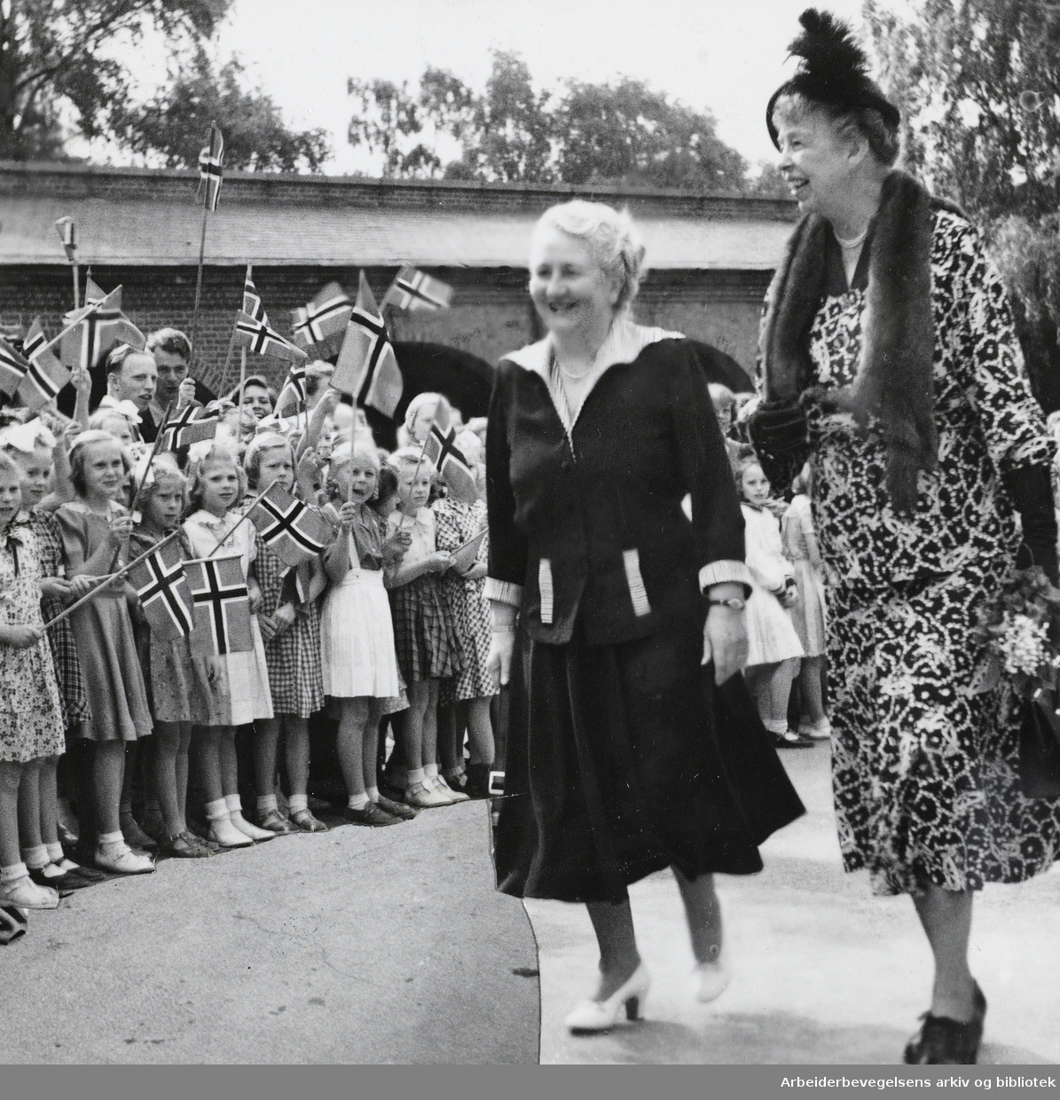 Fru Eleanor Roosevelt besøker Sagene Skole. Til venstre: skolens overlærer Katrine Arnesen. Juni 1950