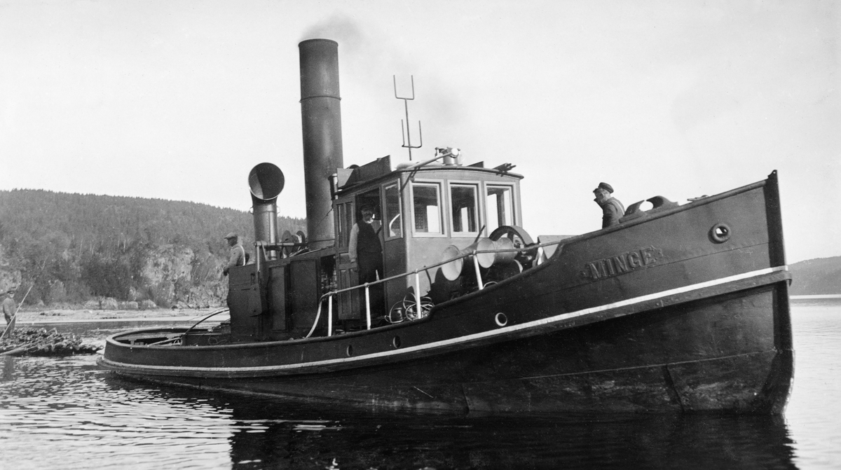 D/S Minge, en slepebåt som ble bygd ved Glommen mek. Verksted i Fredrikstad i 1910. Denne båten ble brukt som tømmerslepebåt på Mingevann og Isnesfjorden i Glommas vestre løp fram til 1961. Dette bildet er tatt mot styrbord side.