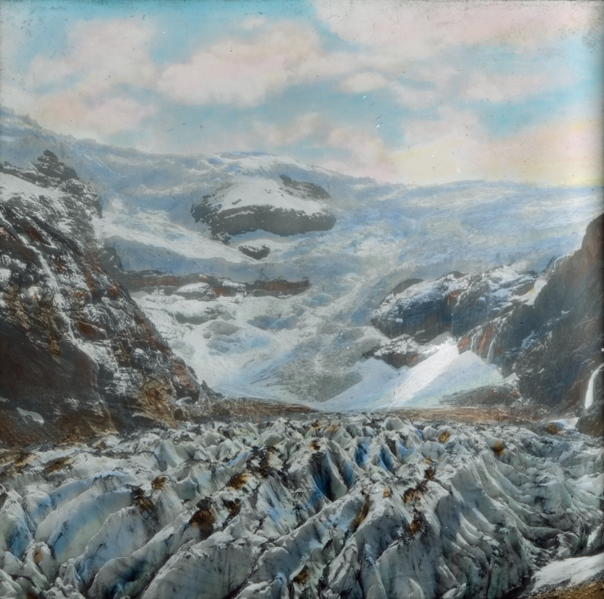 Håndkolorert dias. Utsyn over isbreen Kjenndalsbreen. Del av Wilses serie kalt "Brudeferden". 