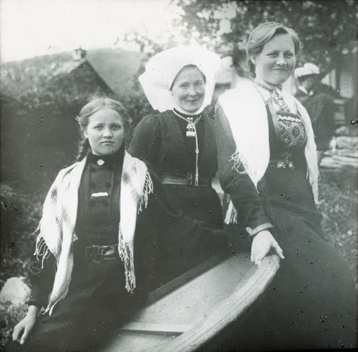 Dias. Portrett av tre kvinner i folkedrakter fra Hardanger.