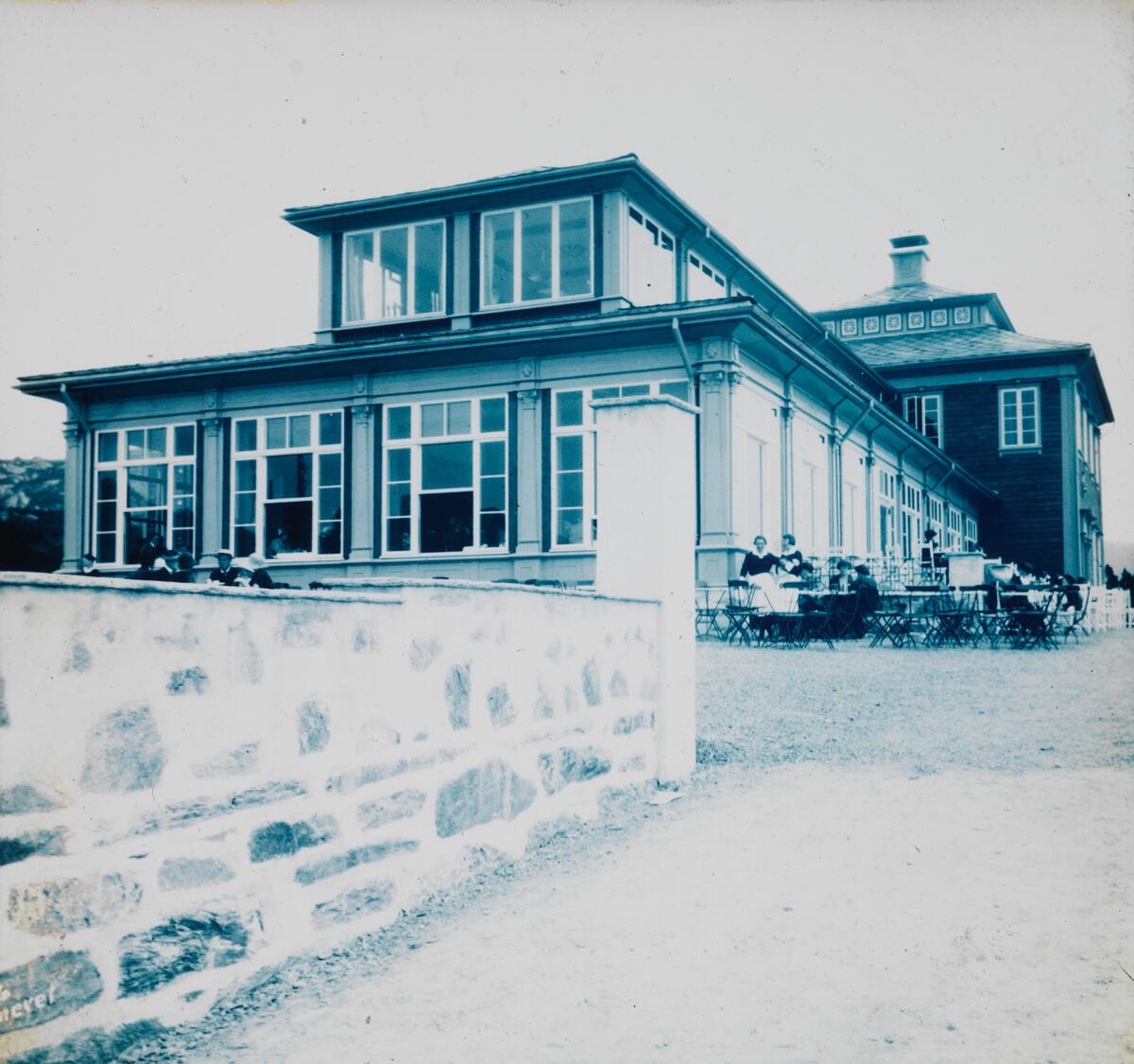 Dias. Fløirestauranten i Bergen. Bygget ble innviet den 13.juli 1925 og er tegnet av arkitekt Einar Oscar Schou.