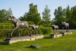 Elgskulpturen ved innkjørselen til Anno Norsk skogmuseum i E