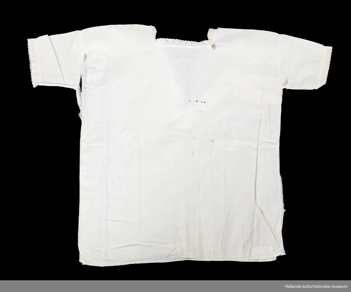 Skjorta för barn, tygklädda metallknappar, vit med brodyr.