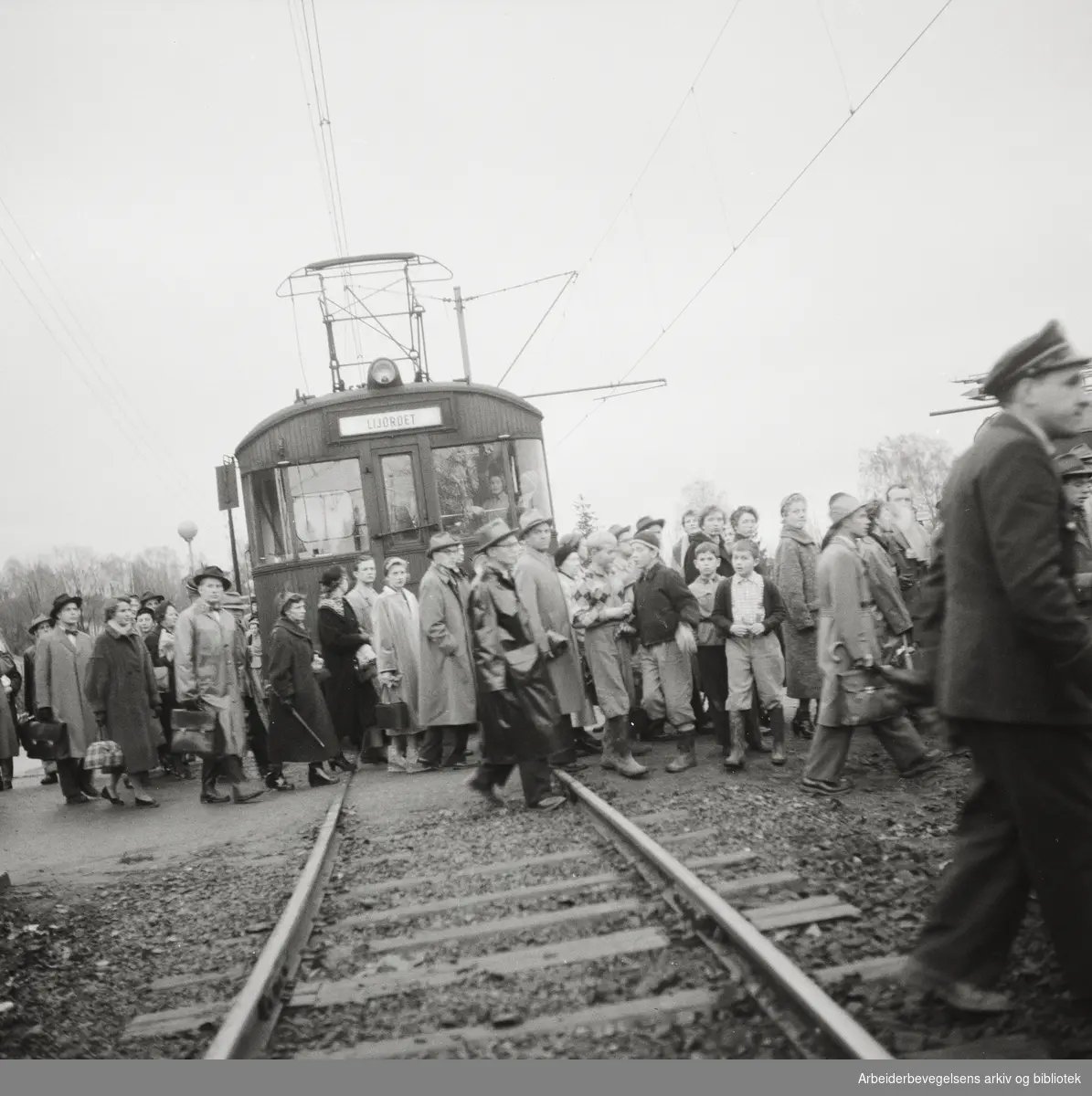 Kollisjon ved Sørbyhaugen stasjon mellom to vogner fra Kolsås- og Røabanen. Passasjererne forlater vognene. 13 november 1955