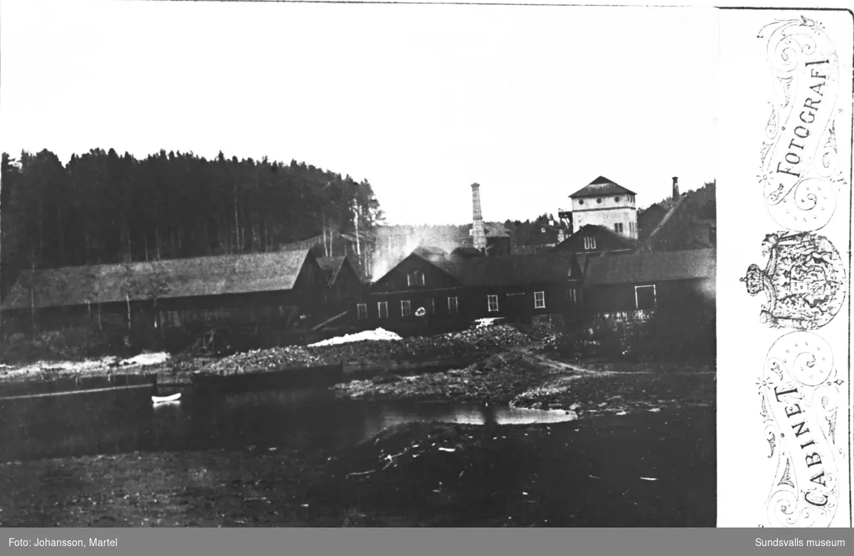 Reproduktion av en gammal vy över järnbruket i Sörfors.
