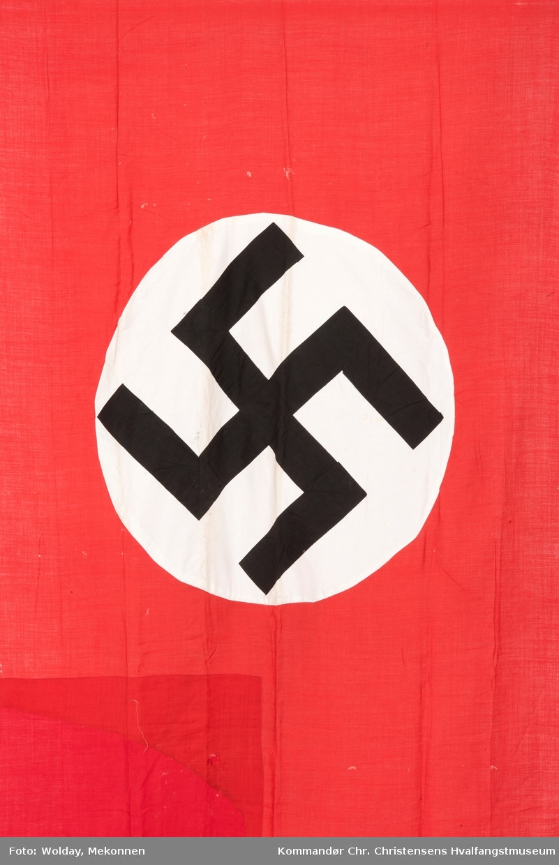 Flagg med sort hakekors i hvit sirkel, på rød bunn