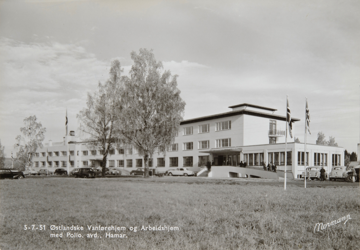 Postkort, Stange, Bekkelaget, Østlandske Vanførehjem med Polioavdeling, funkisbygning, biler, oppført i 1949, tegnet av arkitekt Rolf Prag,