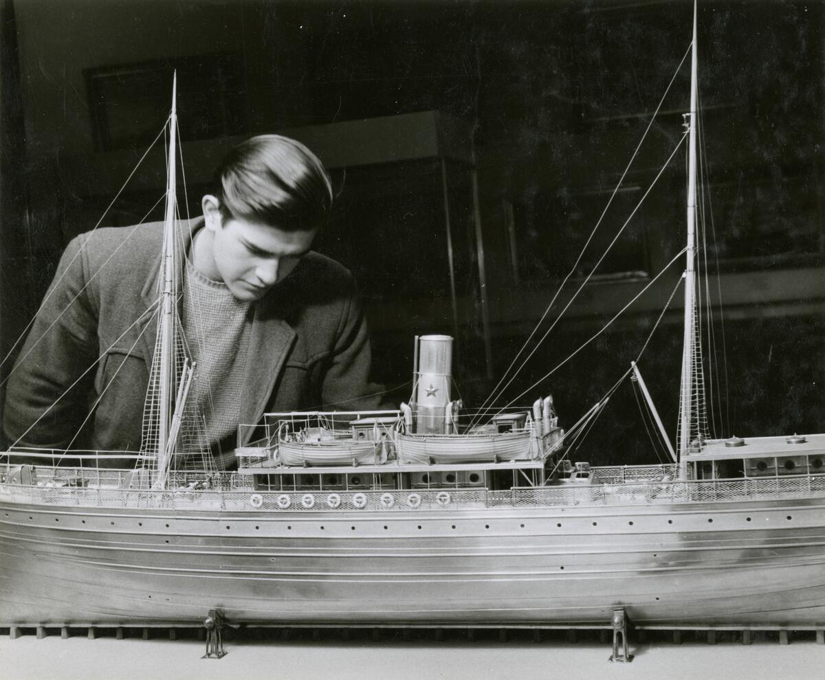 Utställning i Sjöfartsavdelningen, avdelning för Äldre ångfartyg. En ung man tittar på fartygsmodellen av AEOLUS.
