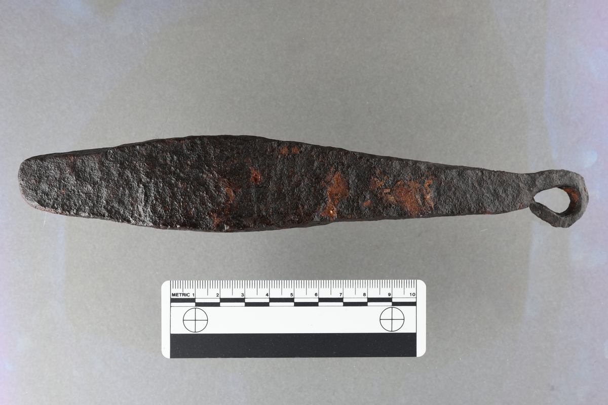 Gjenstand: Jarstein. Jarstein av jern, firsidig, tykkest 2/3 lengde fra hempen som er dannet ved ombøyning, smalest ved hempen. L. 22.2 cm.