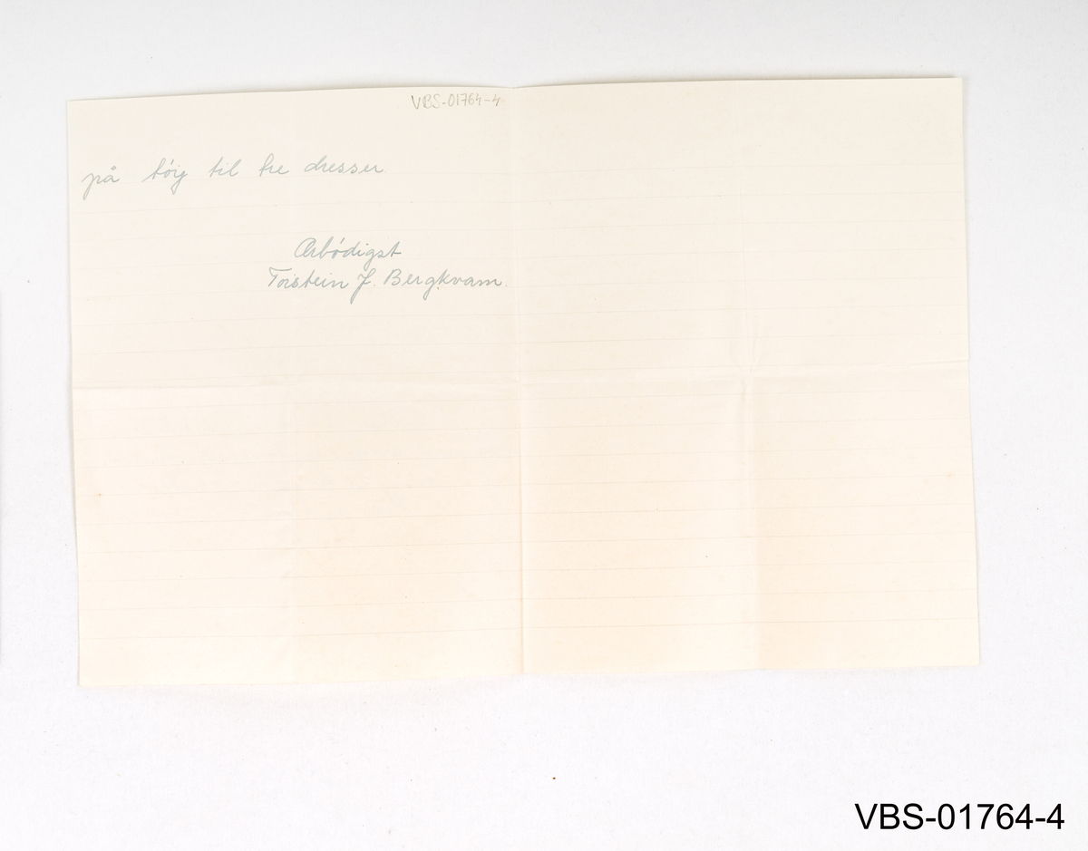 Håndskrevet personlig brev adressert til eieren av en klesbutikk angående bytte av et plagg (dress).
Brev skrevet på et ark brettet i fire, signert av Arbódigst Torstein F. 1940.
I overskriften er datoen og mottakeren i Bergen.