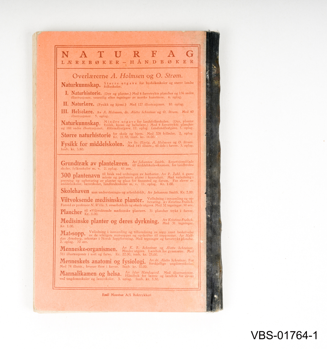 Naturkunnskap bok med tekst og illustrasjoner innvendig.
Innbundet bok med stoff dekkede omslag. 152 sider, utgitt og trykt i Oslo 1925.