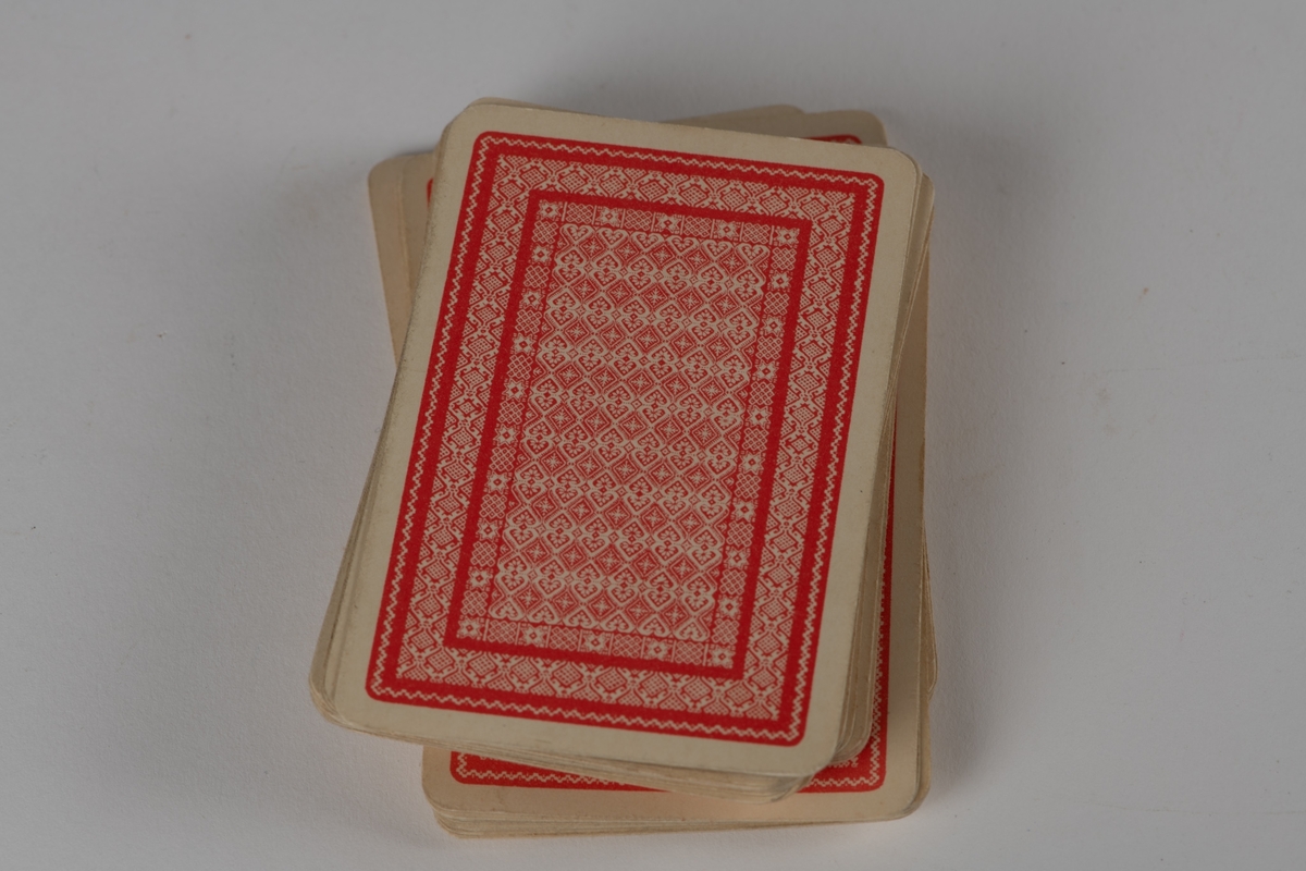Kortspill i eske, lokk trolig revet av. Mangler også spilleregler