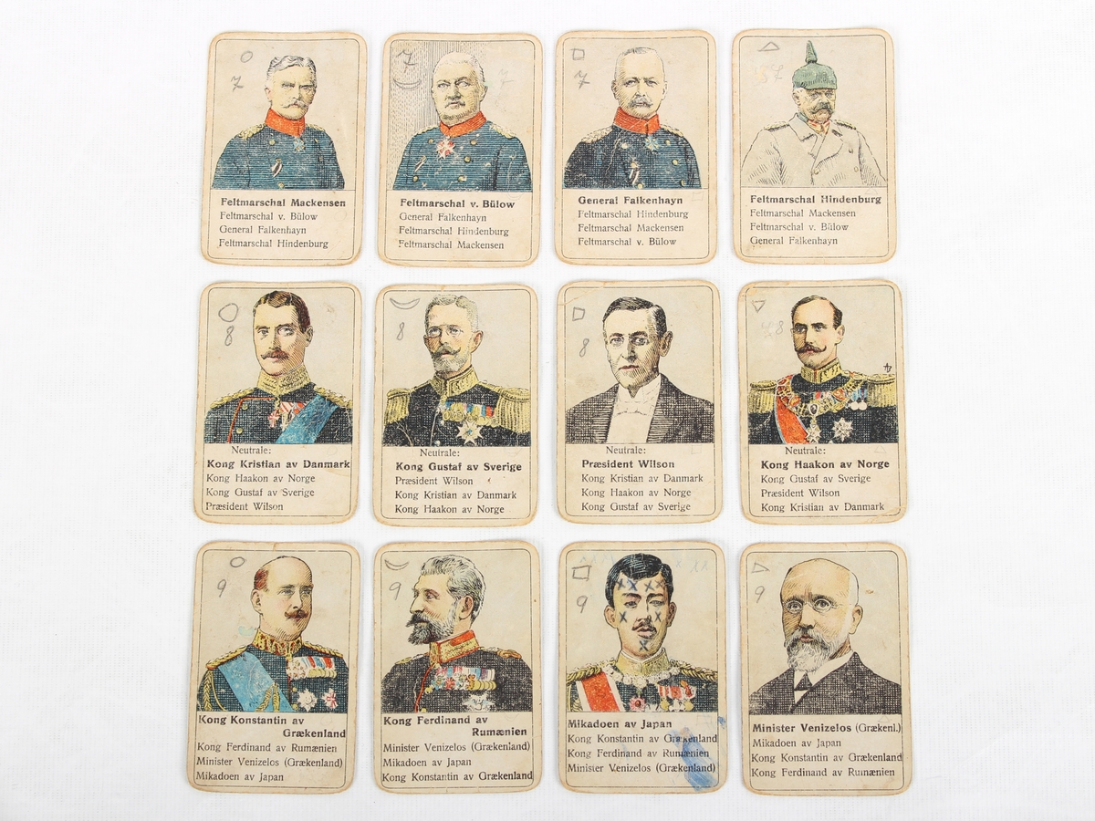 Firkortspill i orginal eske. Kortstokken består av 48 kort med blå bakside. Motiv på kortenes fremside viser portrett av statsoverhoder og generaler fra første verdenskrig.
