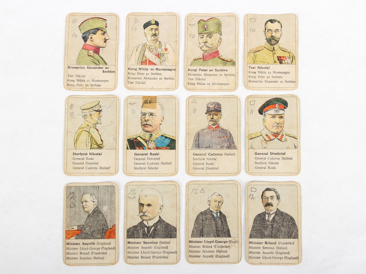 Firkortspill i orginal eske. Kortstokken består av 48 kort med blå bakside. Motiv på kortenes fremside viser portrett av statsoverhoder og generaler fra første verdenskrig.