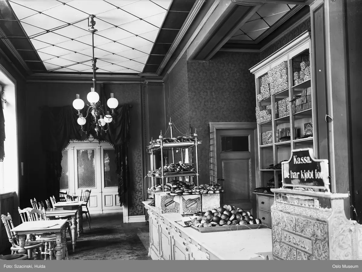 Baker Samsons utsalg og konditori i Karl Johans gate 20. - Oslo Museum ...