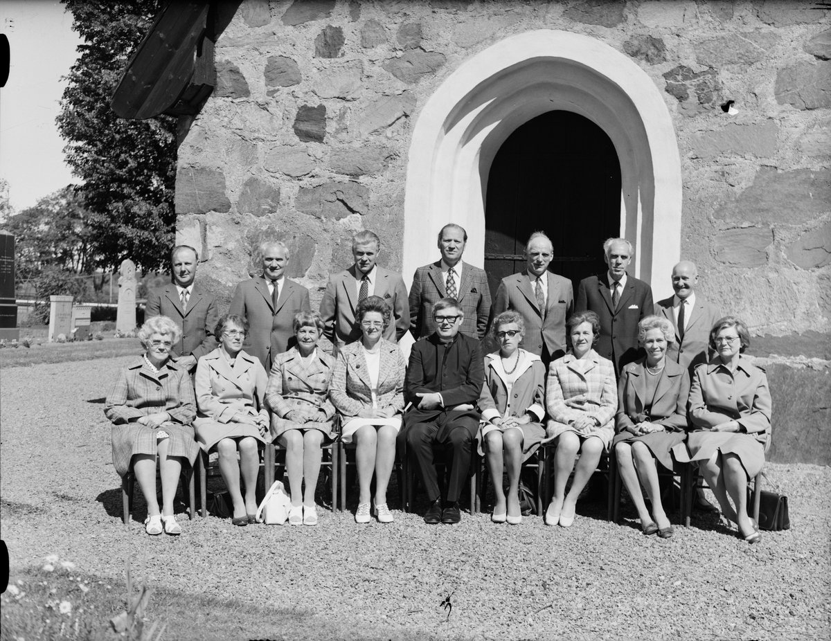 Grupporträtt - 40-års träff för 1933 års konfirmander, Hökhuvud socken, Uppland 1973