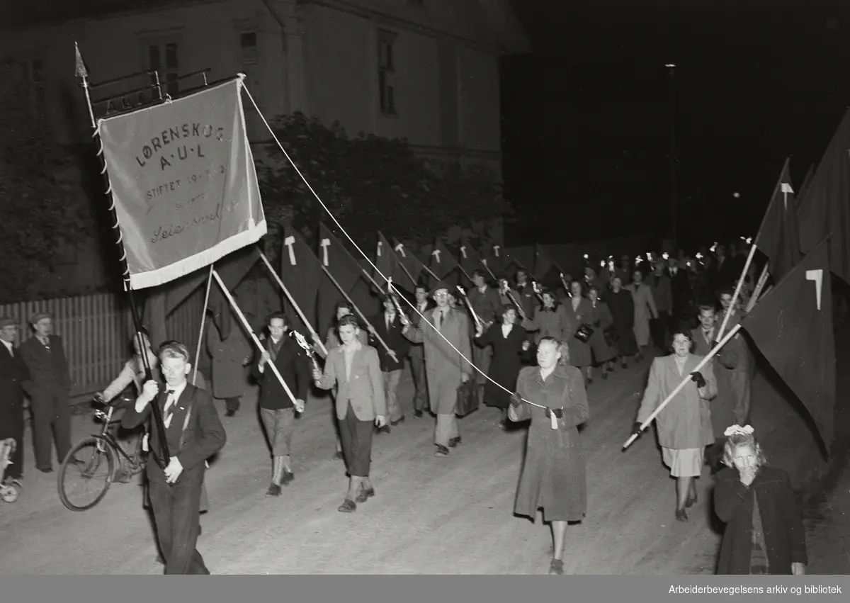 Stortingsvalget 1949. Valgmøter. Oppmarsj med medlemmer fra Lørenskog AUL.