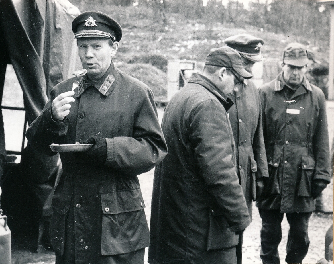 Inspektion av den nytillträdde Militärbefälhavaren för Östra militärområdet, generallöjtnant Nils Sköld den 5 december 1974

Inspektion av trosskompaniets utbildning.

Bild 1
Frv. MB följebefäl, överstelöjtnant Björn Bernroth, general Nils Sköld och kompanichefen major Håkan Waernulf (senare inspektör för pansartrupperna)

Bild 2
Frv. major Håkan Waernulf, MB, löjtnant Lennart Schalén

Bild 3
Fältlunch

Bild 4
Maten ser ut att smaka bra.

Bild 5
Efter maten serverades kaffe i "kokhuset"