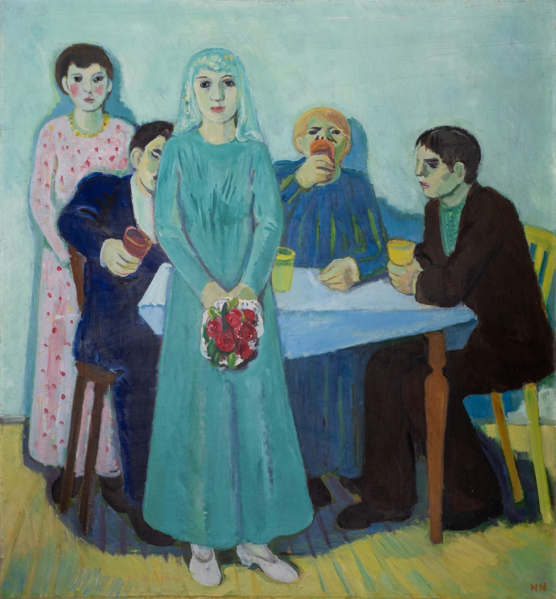 Kaféinteriör med två män och fyra kvinnor varav den ena som brud stående framför kafébordet med en rosenbukett i handen.
